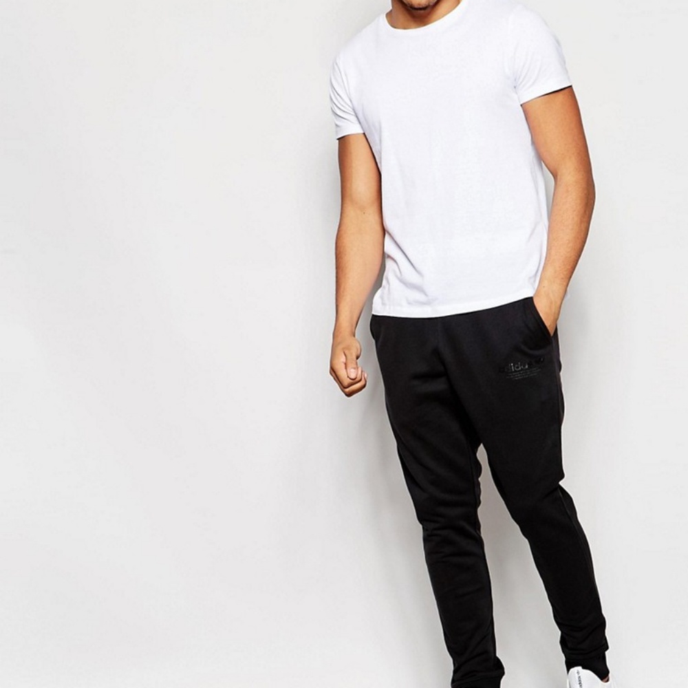2 White T shirts and black jogger bundle